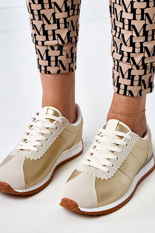 Smilšu krāsas sporta apavi ar smilšu... Smilšu krāsas sporta apavi ar smilšu...