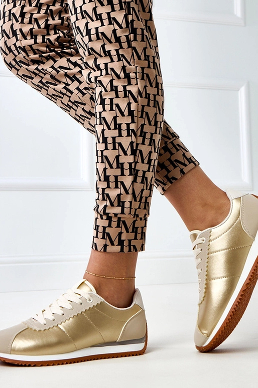 Smilšu krāsas sporta apavi ar smilšu... Smilšu krāsas sporta apavi ar smilšu...