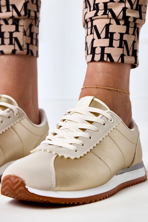 Smilšu krāsas sporta apavi ar smilšu... Smilšu krāsas sporta apavi ar smilšu...