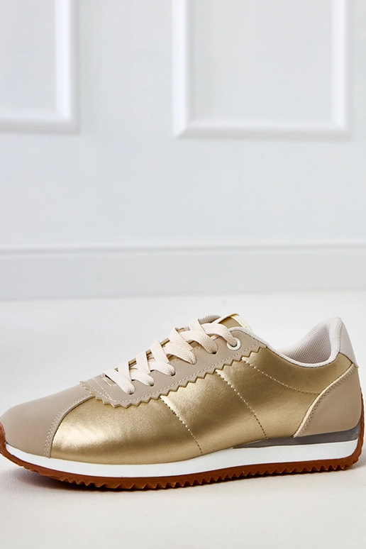 Smilšu krāsas sporta apavi ar smilšu... Smilšu krāsas sporta apavi ar smilšu...