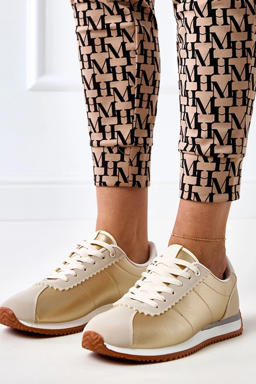 Smilšu krāsas sporta apavi ar smilšu... Smilšu krāsas sporta apavi ar smilšu...