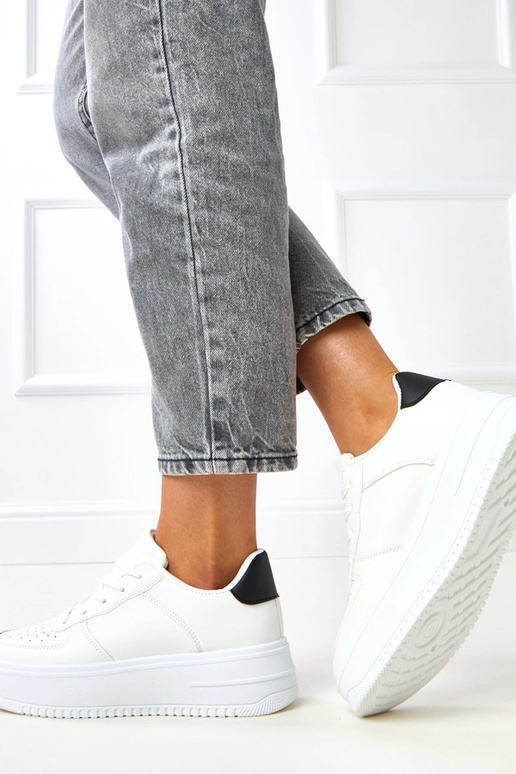 Balti platforma sporta apavi ar melnu... Balti platforma sporta apavi ar melnu...