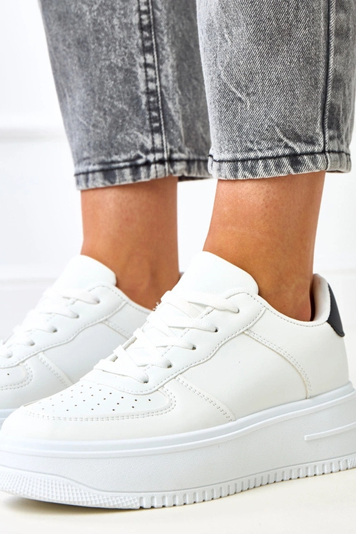 Balti platforma sporta apavi ar melnu... Balti platforma sporta apavi ar melnu...