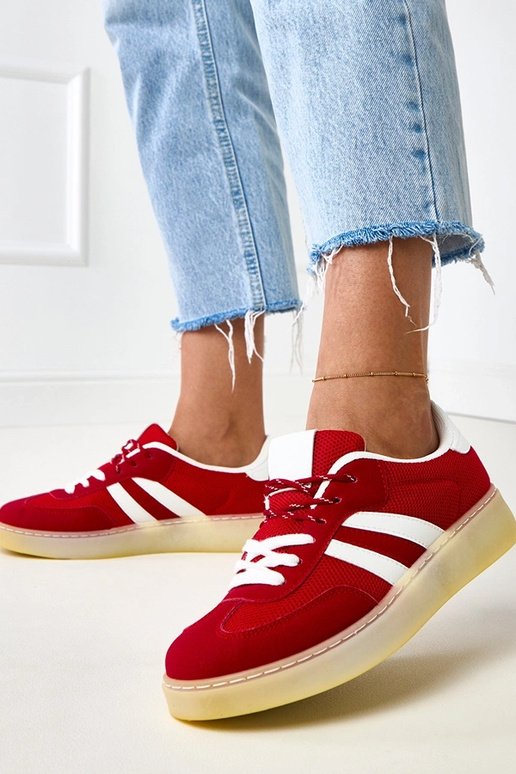 Sarkani tīkla sporta apavi ar baltu... Sarkani tīkla sporta apavi ar baltu...