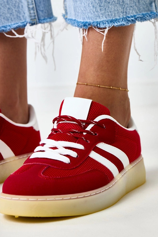 Sarkani tīkla sporta apavi ar baltu... Sarkani tīkla sporta apavi ar baltu...