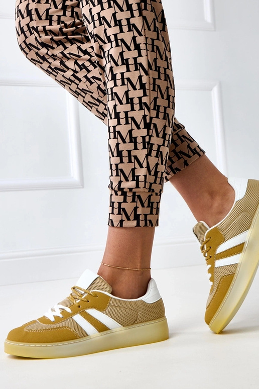 Dzelteni tīkla sporta apavi ar baltu... Dzelteni tīkla sporta apavi ar baltu...