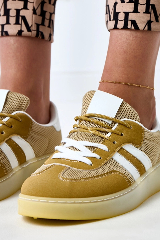 Dzelteni tīkla sporta apavi ar baltu... Dzelteni tīkla sporta apavi ar baltu...