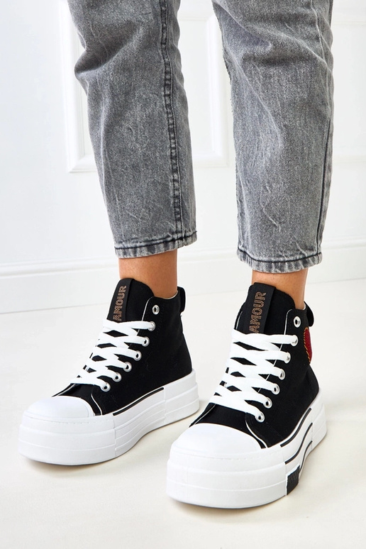 Melni augsti platforma kedai ar sirds...