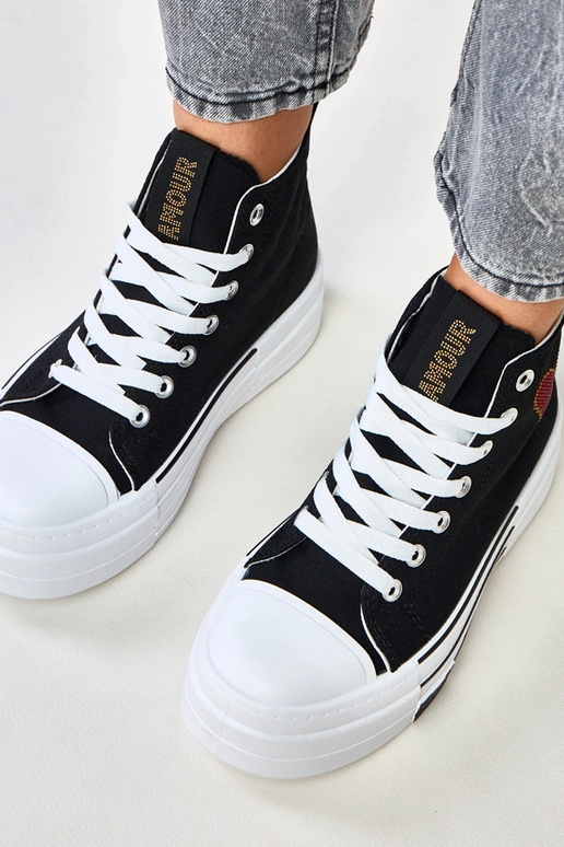 Melni augsti platforma kedai ar sirds...