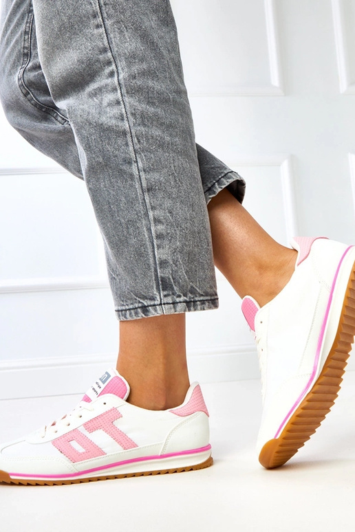 Balti sporta apavi ar rozā elementiem... Balti sporta apavi ar rozā elementiem...