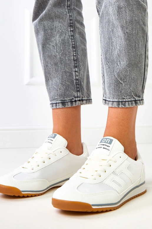 Balti sporta apavi ar pelēkiem...