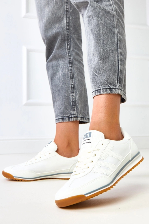 Balti sporta apavi ar pelēkiem...