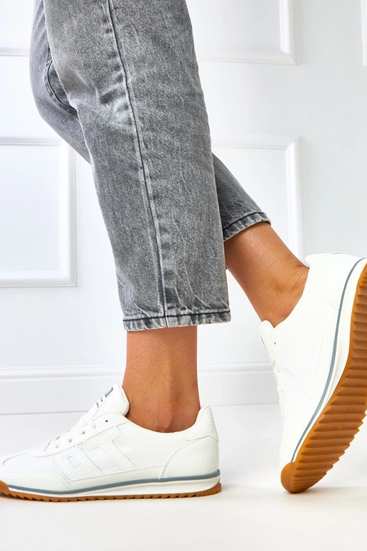 Balti sporta apavi ar pelēkiem...