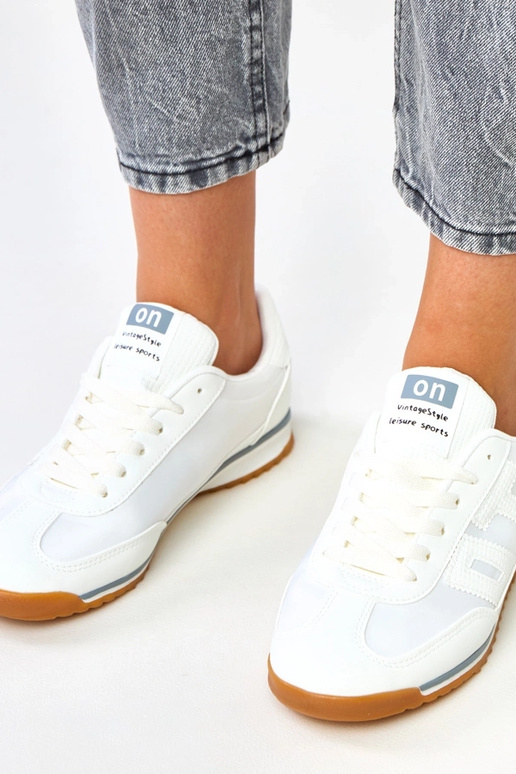 Balti sporta apavi ar pelēkiem...