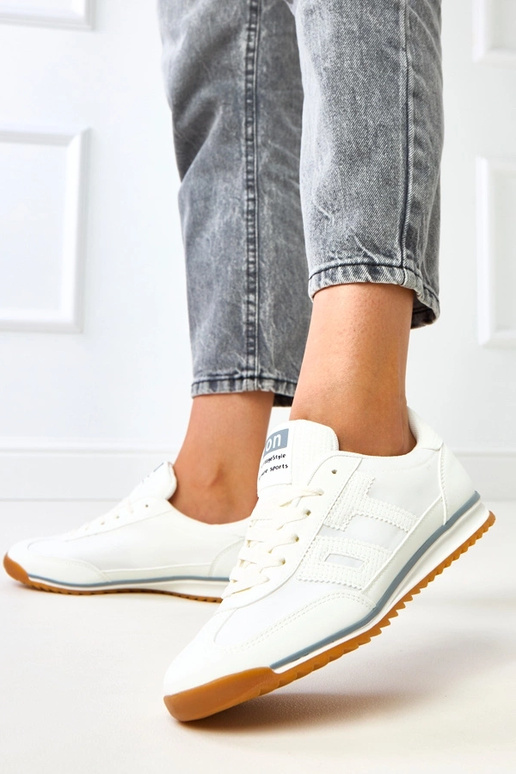 Balti sporta apavi ar pelēkiem...