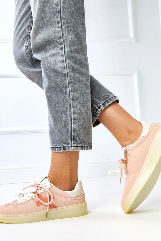 Rozā sporta apavi uz platformas... Rozā sporta apavi uz platformas...