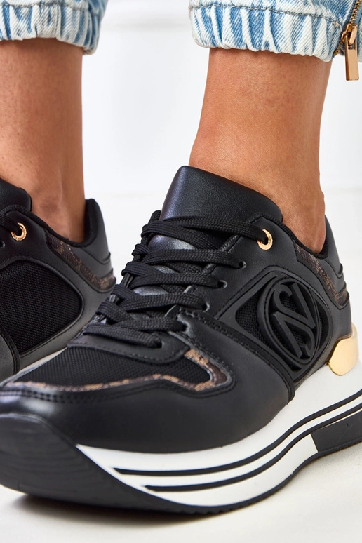 Melni sporta apavi uz platformas ar...