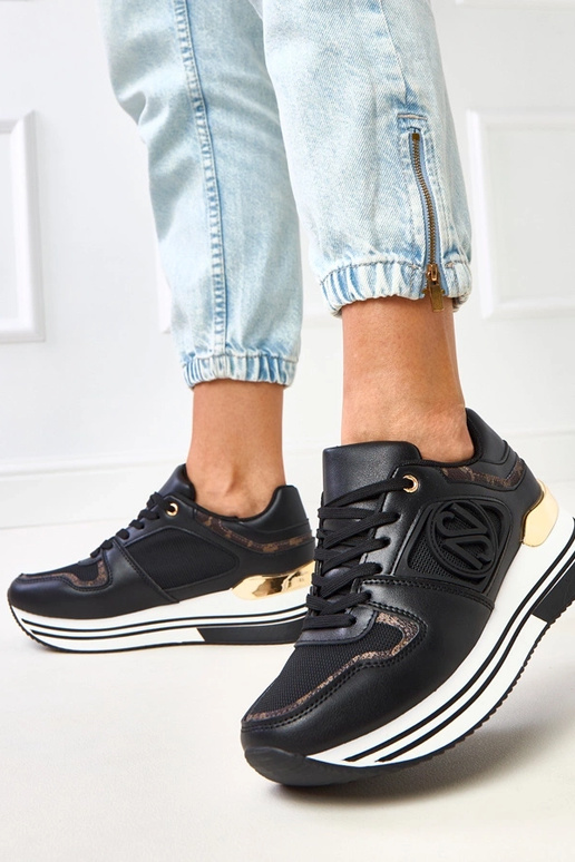 Melni sporta apavi uz platformas ar...