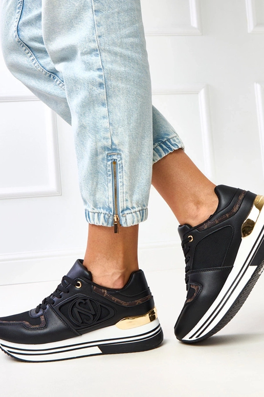 Melni sporta apavi uz platformas ar...