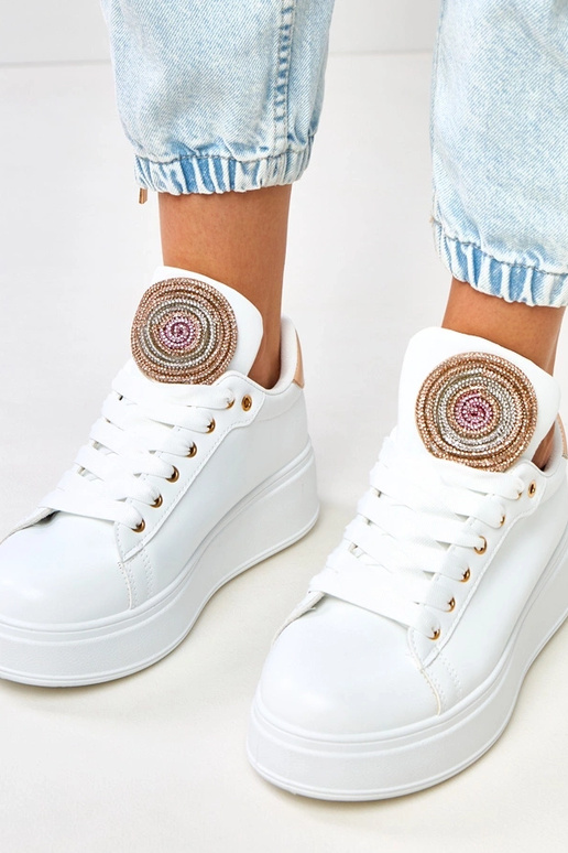 Balti sporta apavi uz platformas ar... Balti sporta apavi uz platformas ar...