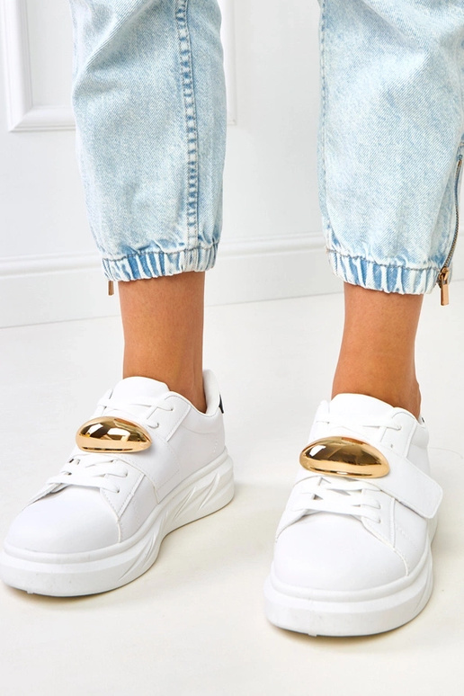 Balti sporta apavi uz platformas ar... Balti sporta apavi uz platformas ar...