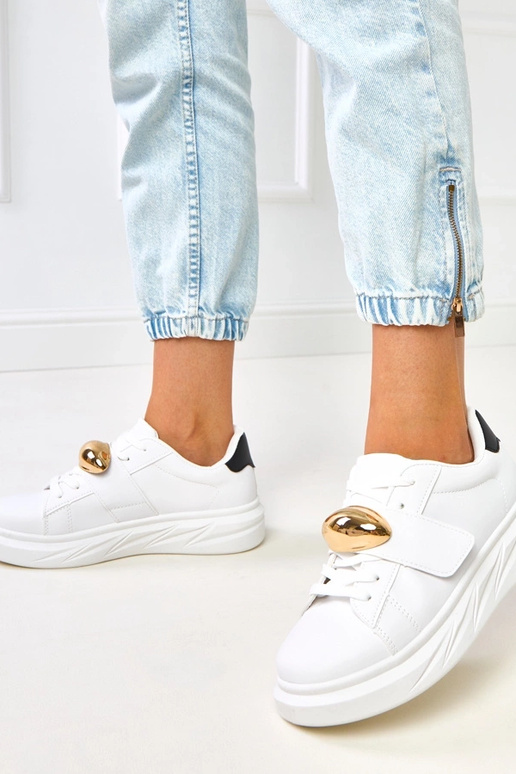 Balti sporta apavi uz platformas ar... Balti sporta apavi uz platformas ar...