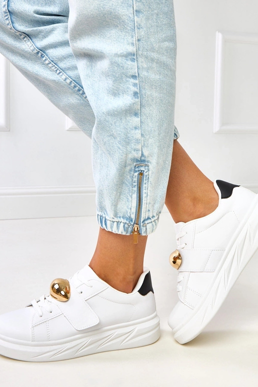 Balti sporta apavi uz platformas ar... Balti sporta apavi uz platformas ar...