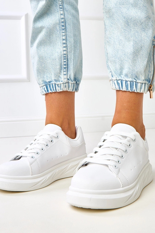 Balti sporta apavi uz platformas... Balti sporta apavi uz platformas...