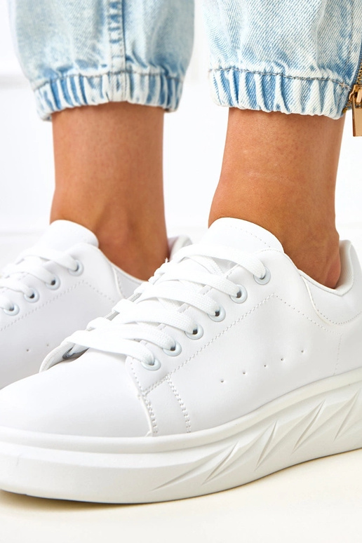 Balti sporta apavi uz platformas... Balti sporta apavi uz platformas...