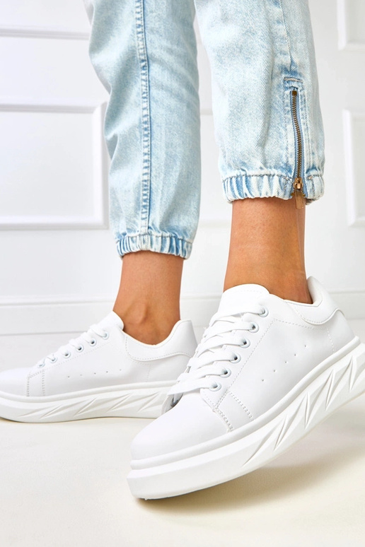 Balti sporta apavi uz platformas... Balti sporta apavi uz platformas...