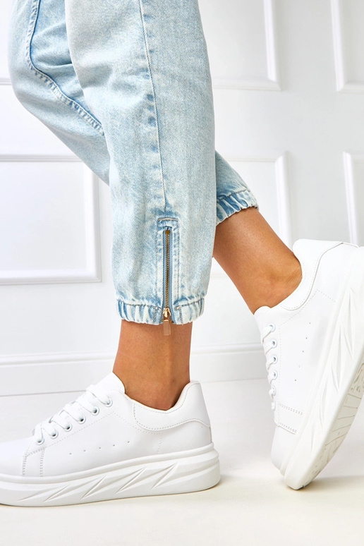 Balti sporta apavi uz platformas... Balti sporta apavi uz platformas...