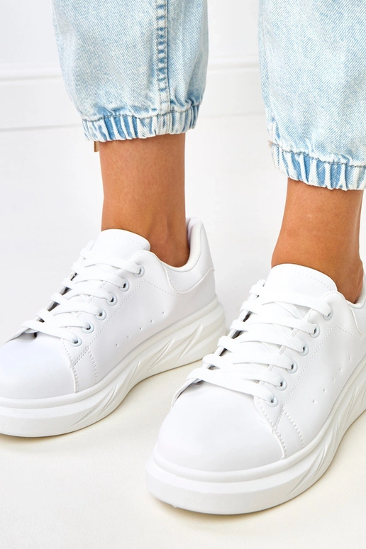 Balti sporta apavi uz platformas... Balti sporta apavi uz platformas...