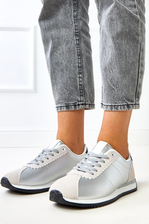 Sidraba sporta apavi ar smilšu krāsas... Sidraba sporta apavi ar smilšu krāsas...