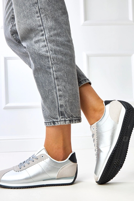 Sidraba sporta apavi ar smilšu krāsas... Sidraba sporta apavi ar smilšu krāsas...