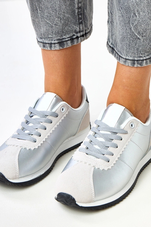 Sidraba sporta apavi ar smilšu krāsas... Sidraba sporta apavi ar smilšu krāsas...