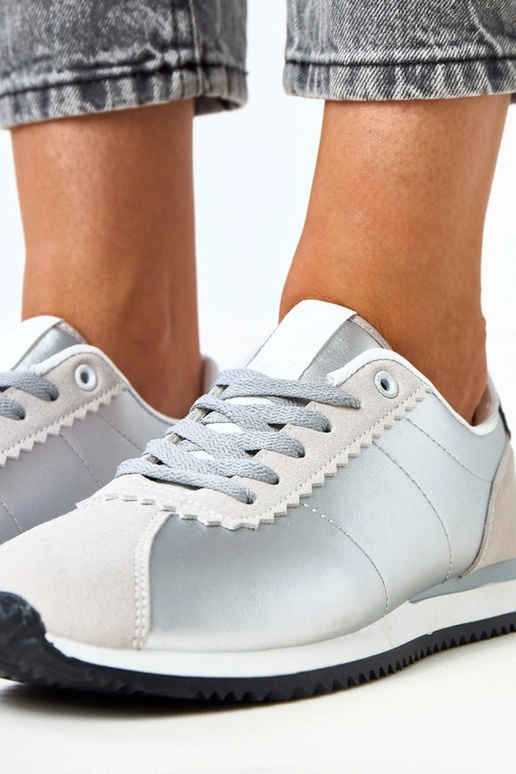 Sidraba sporta apavi ar smilšu krāsas... Sidraba sporta apavi ar smilšu krāsas...