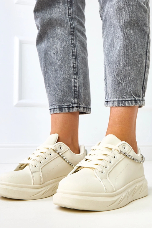 Smilšu krāsas sporta apavi uz... Smilšu krāsas sporta apavi uz...