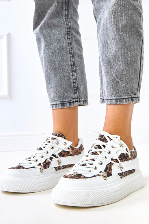 Balti sporta apavi uz platformas ar... Balti sporta apavi uz platformas ar...