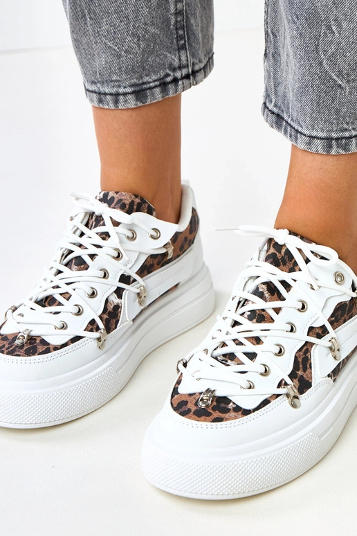 Balti sporta apavi uz platformas ar... Balti sporta apavi uz platformas ar...