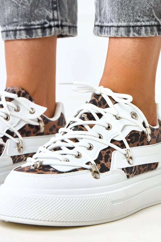 Balti sporta apavi uz platformas ar... Balti sporta apavi uz platformas ar...