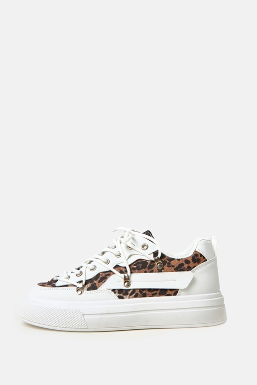 Balti sporta apavi uz platformas ar... Balti sporta apavi uz platformas ar...