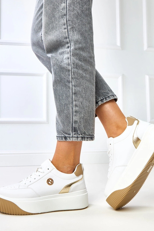 Balti sporta apavi uz platformas ar... Balti sporta apavi uz platformas ar...