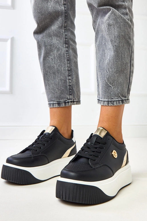 Melni sporta apavi uz platformas ar... Melni sporta apavi uz platformas ar...