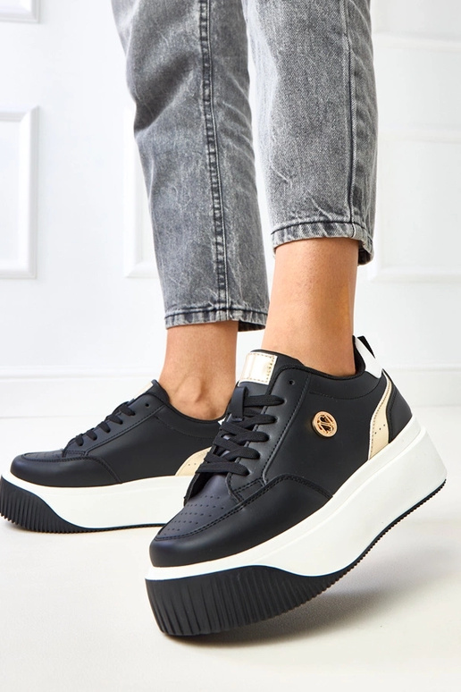 Melni sporta apavi uz platformas ar... Melni sporta apavi uz platformas ar...