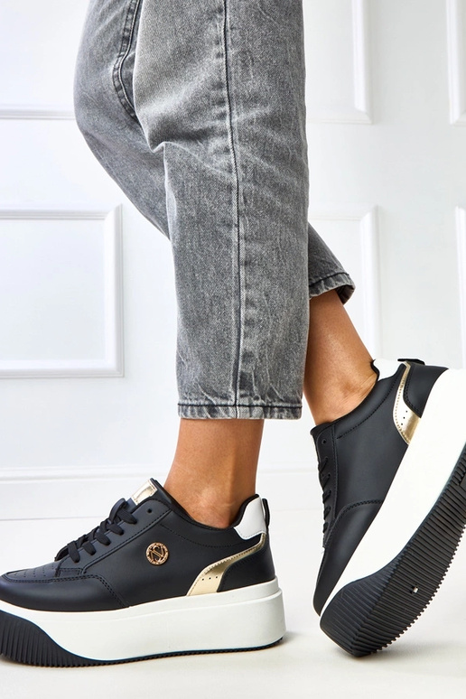 Melni sporta apavi uz platformas ar... Melni sporta apavi uz platformas ar...