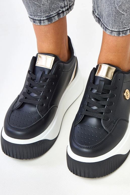 Melni sporta apavi uz platformas ar... Melni sporta apavi uz platformas ar...