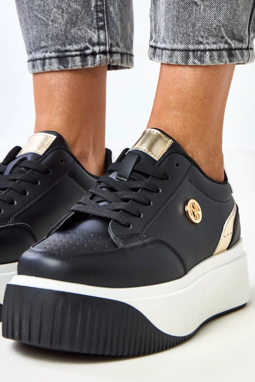 Melni sporta apavi uz platformas ar... Melni sporta apavi uz platformas ar...