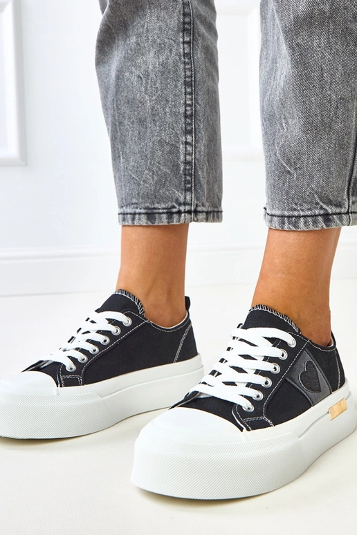 Melni sporta kurpju modeļi uz...