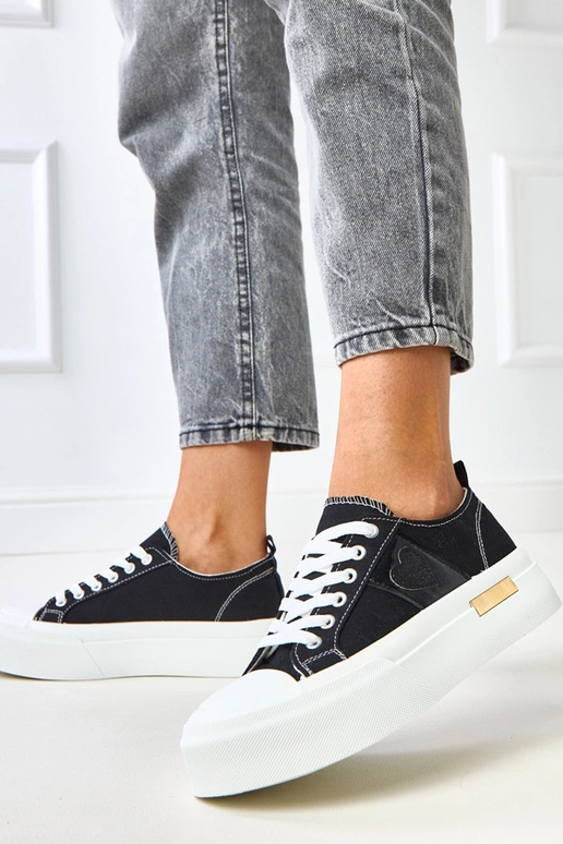 Melni sporta kurpju modeļi uz...