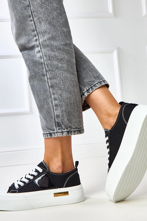 Melni sporta kurpju modeļi uz...